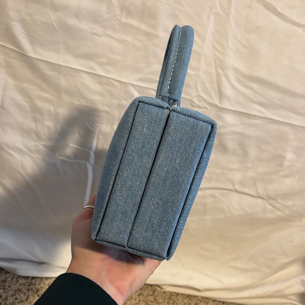 Ozias Paris lip clutch as seen on Sabrina Carpenter. - Picture 6 of 14